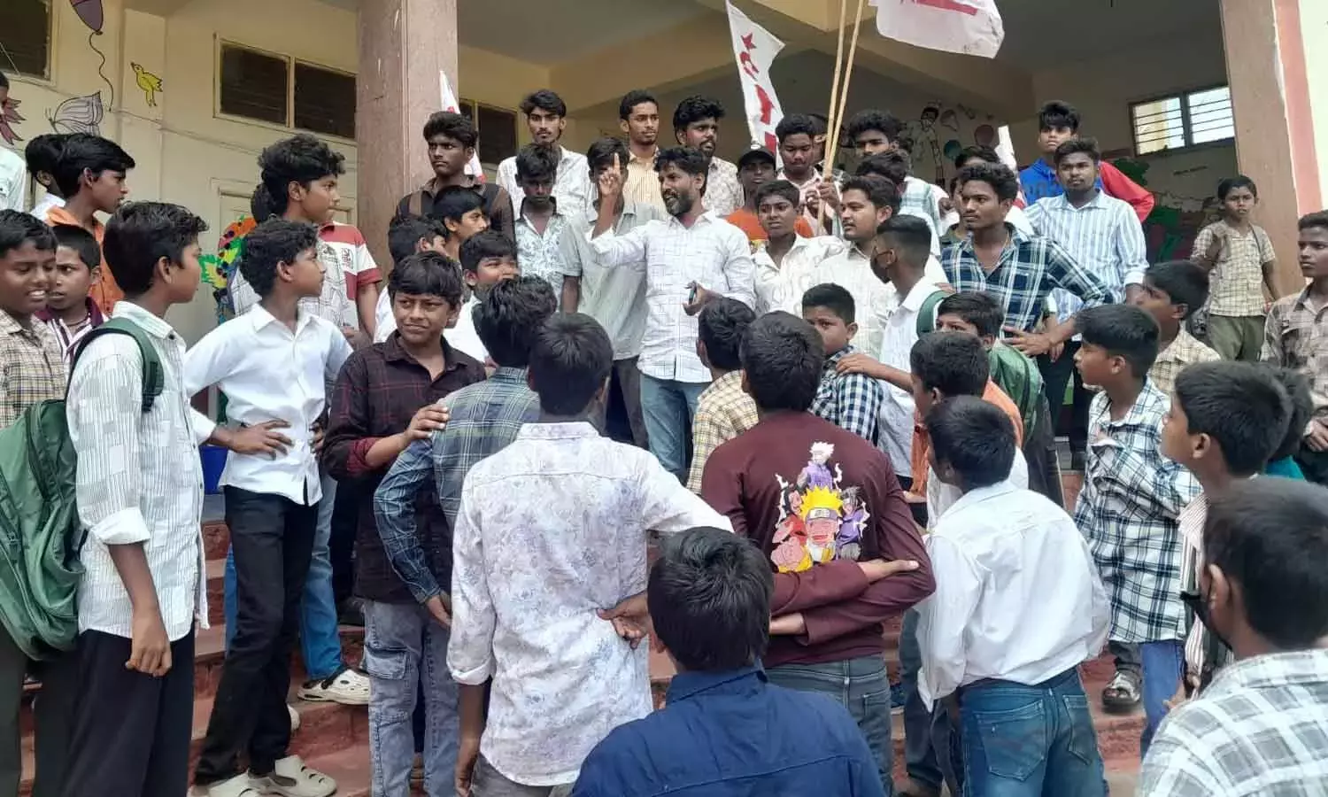 Andhra: छात्र संघों ने बंद का आह्वान किया, एबीवीपी कैडर ने येंदाडा में कॉलेज बसें रोकीं