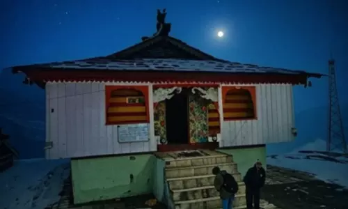 वैज्ञानिक भी हैरान! इस मंदिर में हर 12 साल में बिजली से टूट जाता है शिवलिंग