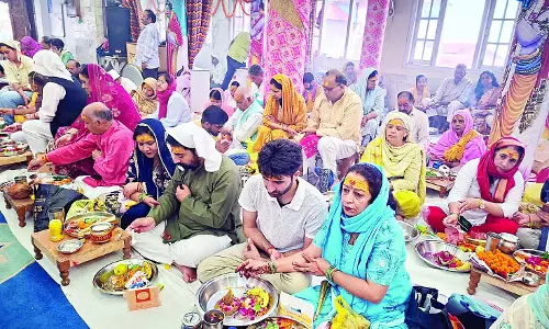 भोलेनाथ के जयकारों से गूंजा राधा-कृष्ण मंदिर, उमड़ी भीड़