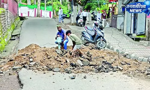 जलशक्ति विभाग ने पानी की लीकेज दूर करने के लिए फिर उखाड़ दी सडक़