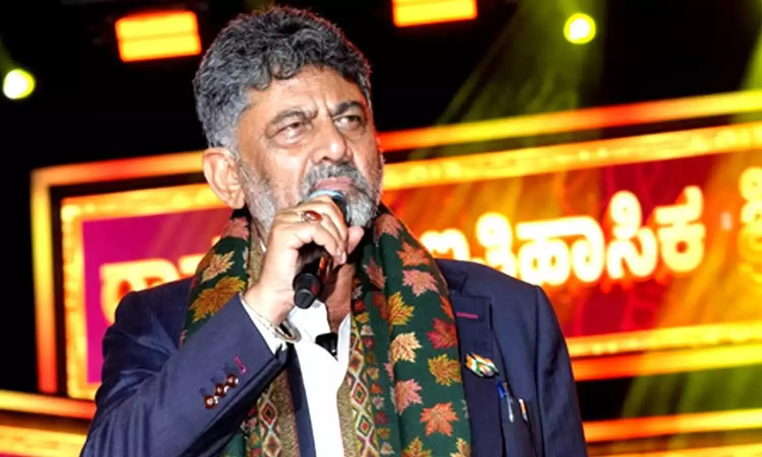 दर्शन के प्रशंसकों ने शिवकुमार के भाषण में बाधा डाली; परेशान सीएम ने धैर्य रखने, कानूनी प्रक्रिया का सम्मान करने का आग्रह किया दर्शन के प्रशंसकों ने शिवकुमार के भाषण में बाधा डाली; परेशान सीएम ने धैर्य रखने, कानूनी प्रक्रिया का सम्मान करने का आग्रह किया
