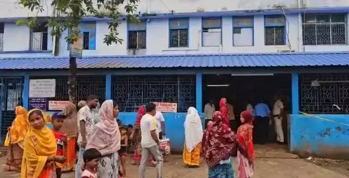 Murshidabad: NH-12 पर आमने-सामने भिड़े दो ट्रक, हादसे में एक की जान गई Murshidabad: NH-12 पर आमने-सामने भिड़े दो ट्रक, हादसे में एक की जान गई