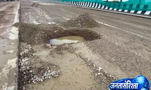 एक्सप्रेसवे की सड़क उखड़ने पर गिरी गाज, निर्माण कंपनी होगी ब्लैकलिस्ट? एक्सप्रेसवे की सड़क उखड़ने पर गिरी गाज, निर्माण कंपनी होगी ब्लैकलिस्ट?