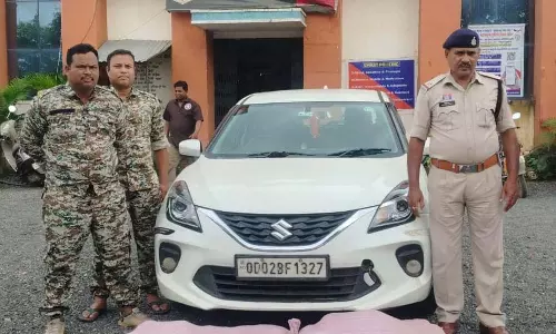 बलेनो कार में छिपाकर ले जा रहे थे लाखों का गांजा, पुलिस को देख तस्कर हुए फरार बलेनो कार में छिपाकर ले जा रहे थे लाखों का गांजा, पुलिस को देख तस्कर हुए फरार