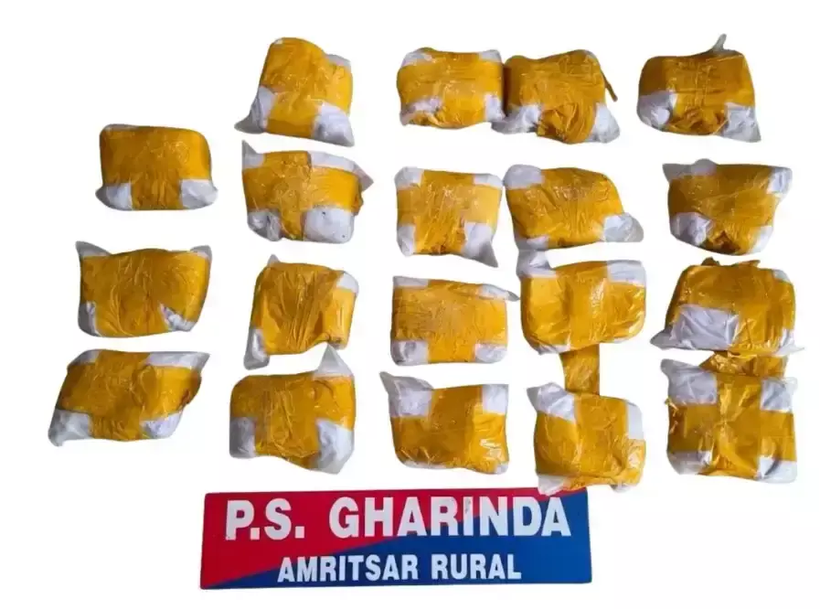 Chandigarh: अमृतसर पुलिस की बड़ी कार्रवाई, 10 किलो हेरोइन के साथ दो दबोचे Chandigarh: अमृतसर पुलिस की बड़ी कार्रवाई, 10 किलो हेरोइन के साथ दो दबोचे