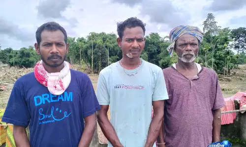 Assam बाढ़ त्रासदी के हफ्तों बाद भी 4 साल की बेटी की तलाश में जुटा पिता Assam बाढ़ त्रासदी के हफ्तों बाद भी 4 साल की बेटी की तलाश में जुटा पिता