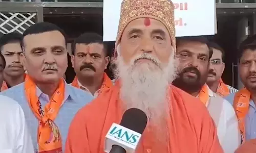 संसद परिसर की घटना पर संत समाज का विरोध, राष्ट्रपति के नाम सौंपा ज्ञापन संसद परिसर की घटना पर संत समाज का विरोध, राष्ट्रपति के नाम सौंपा ज्ञापन