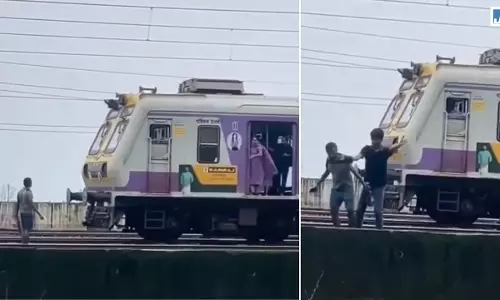 VIDEO: चलती लोकल के सामने मौत बनकर खड़ा हो गया युवक... फिर जो हुआ, देखकर दहल जाएंगे VIDEO: चलती लोकल के सामने मौत बनकर खड़ा हो गया युवक... फिर जो हुआ, देखकर दहल जाएंगे