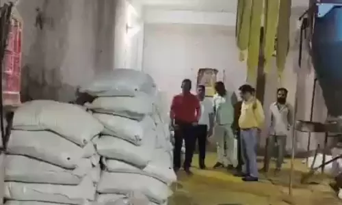 हल्दी नहीं, चावल का खेल! कानपुर में फूड विभाग की छापेमारी में बड़ा खुलासा हल्दी नहीं, चावल का खेल! कानपुर में फूड विभाग की छापेमारी में बड़ा खुलासा