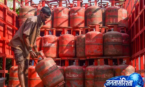 LPG और PNG यूजर्स के लिए बड़ी खबर! क्या जल्द बढ़ेंगे गैस के दाम? LPG और PNG यूजर्स के लिए बड़ी खबर! क्या जल्द बढ़ेंगे गैस के दाम?