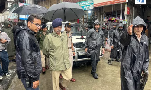 जम्मू-कश्मीर: लश्कर आतंकी की गिरफ्तारी पर 15 लाख का इनाम, पुलिस ने की घोषणा जम्मू-कश्मीर: लश्कर आतंकी की गिरफ्तारी पर 15 लाख का इनाम, पुलिस ने की घोषणा