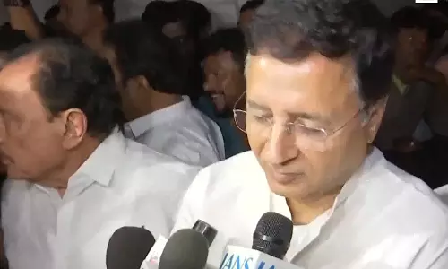 सुरजेवाला-डीके शिवकुमार ने वरिष्ठ विधायक एम. कृष्णप्पा से की मुलाकात