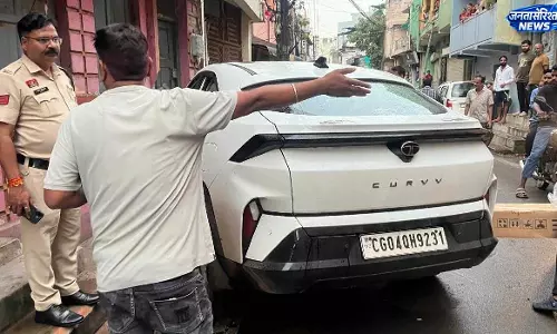 रायपुर में स्कूल से लौट रही 7 साल की बच्ची को कार ने मारी टक्कर रायपुर में स्कूल से लौट रही 7 साल की बच्ची को कार ने मारी टक्कर