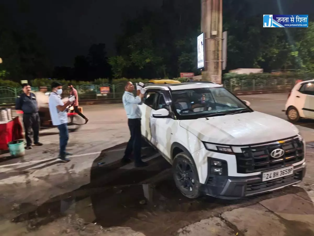 महिला बैंक मैनेजर पर केमिकल अटैक, कार में थी पीड़िता, शीशा खुलवाकर वारदात को अंजाम महिला बैंक मैनेजर पर केमिकल अटैक, कार में थी पीड़िता, शीशा खुलवाकर वारदात को अंजाम