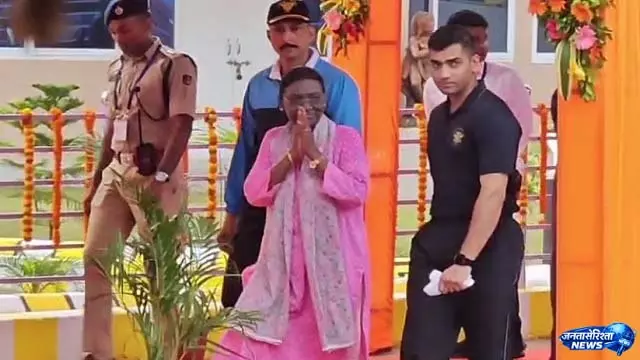 राष्ट्रपति द्रौपदी मुर्मू ने ब्रह्मपुर दौरे में धबलेश्वर मंदिर में की पूजा राष्ट्रपति द्रौपदी मुर्मू ने ब्रह्मपुर दौरे में धबलेश्वर मंदिर में की पूजा