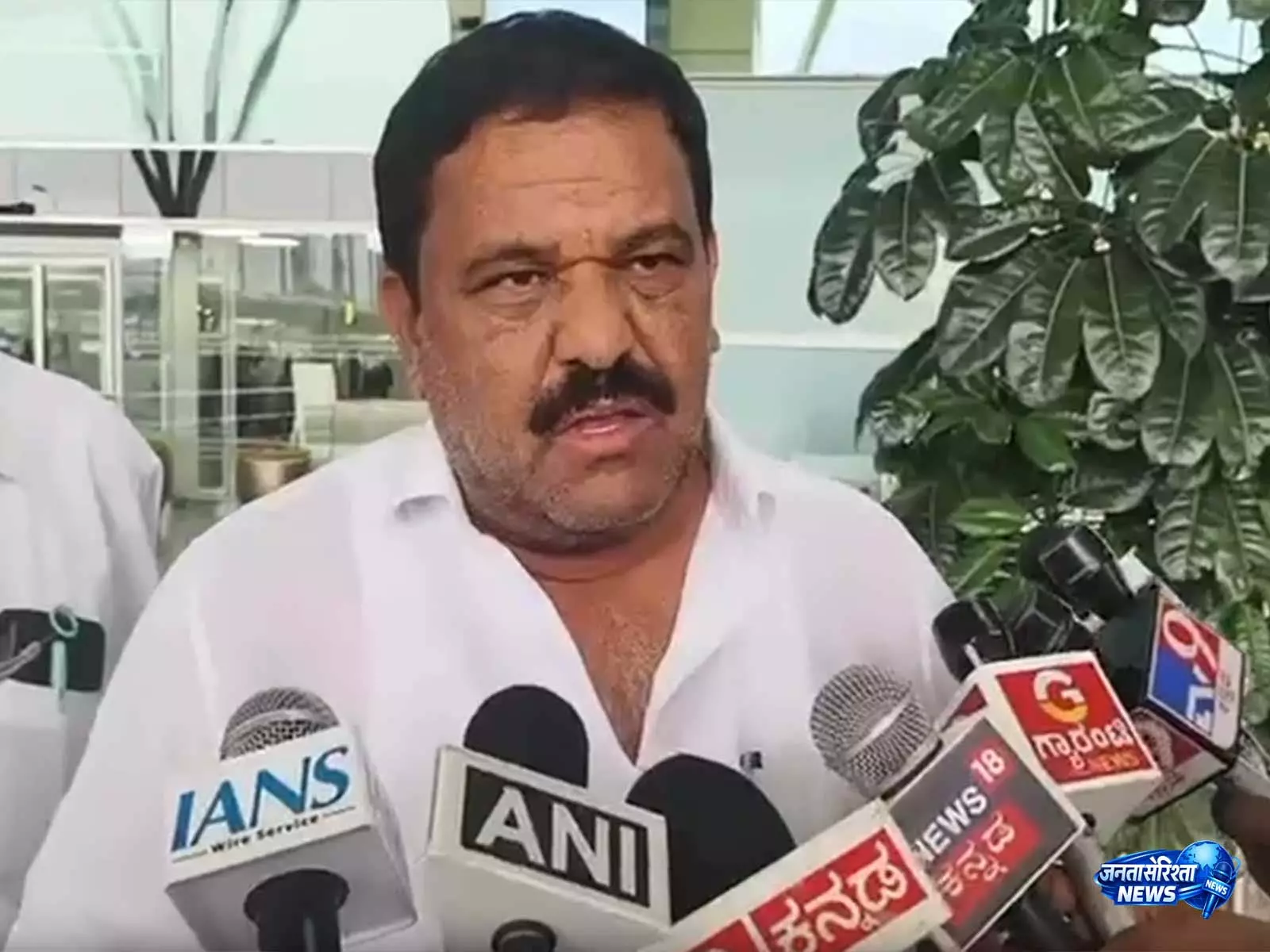 Karnataka में कैबिनेट में जगह न मिलने पर तीन तालुकों में बंद का आह्वान Karnataka में कैबिनेट में जगह न मिलने पर तीन तालुकों में बंद का आह्वान