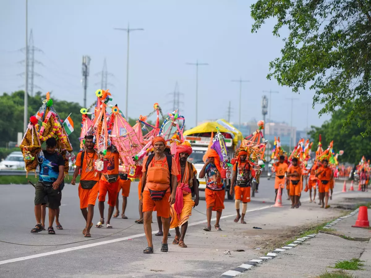 कांवड़ यात्रा के बढ़ते दबाव पर मेरठ में लागू हुआ चरणबद्ध ट्रैफिक प्लान कांवड़ यात्रा के बढ़ते दबाव पर मेरठ में लागू हुआ चरणबद्ध ट्रैफिक प्लान