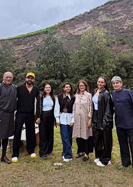 भूटान की वादियों में फैमिली संग छुट्टियां मना रहीं सोनाक्षी सिन्हा, खूबसूरत तस्वीरों ने जीता फैंस का दिल भूटान की वादियों में फैमिली संग छुट्टियां मना रहीं सोनाक्षी सिन्हा, खूबसूरत तस्वीरों ने जीता फैंस का दिल