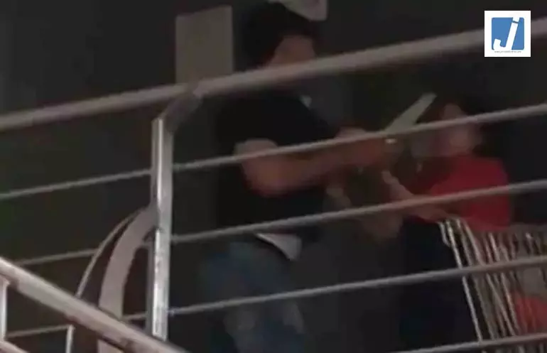 मॉल में महिला से मारपीट का वीडियो वायरल, पुलिस ने आरोपी को हिरासत में लिया मॉल में महिला से मारपीट का वीडियो वायरल, पुलिस ने आरोपी को हिरासत में लिया