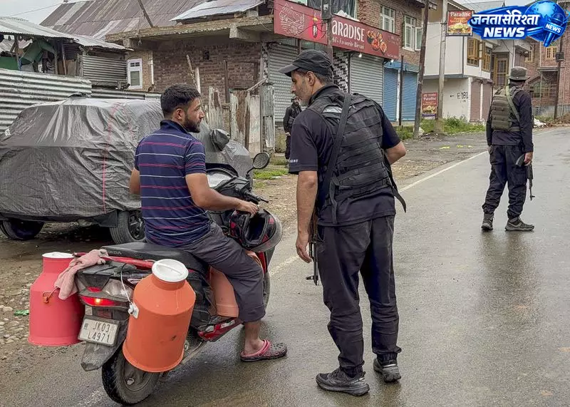 Jammu : कुलगाम हमले के बाद मजदूरों की सुरक्षा बढ़ी Jammu : कुलगाम हमले के बाद मजदूरों की सुरक्षा बढ़ी