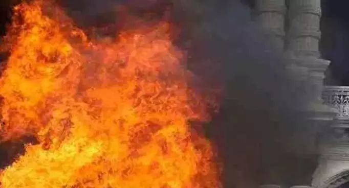 दुकान में भड़की आग, JCB से सामने का हिस्सा तोड़कर बुझाई दुकान में भड़की आग, JCB से सामने का हिस्सा तोड़कर बुझाई