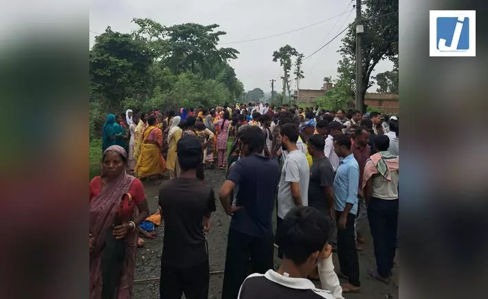 ट्रिपल मर्डर: एक ही परिवार के तीन लोगों की बरेहमी से हत्या, पड़ोसी गिरफ्तार ट्रिपल मर्डर: एक ही परिवार के तीन लोगों की बरेहमी से हत्या, पड़ोसी गिरफ्तार