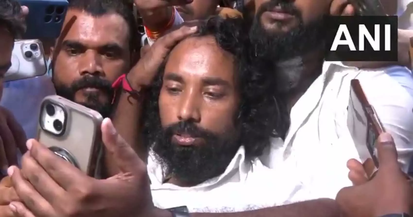 सोनम वांगचुक ने छात्र नेता देवेंद्र नाथ महतो से बातचीत की, पानी ग्रहण किया सोनम वांगचुक ने छात्र नेता देवेंद्र नाथ महतो से बातचीत की, पानी ग्रहण किया