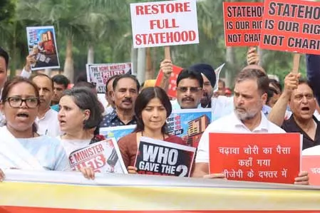 विपक्षी सांसदों ने संसद में गांधी की प्रतिमा से मकर द्वार तक निकाला मार्च, गृह मंत्री से सदन में जवाब देने की मांग विपक्षी सांसदों ने संसद में गांधी की प्रतिमा से मकर द्वार तक निकाला मार्च, गृह मंत्री से सदन में जवाब देने की मांग