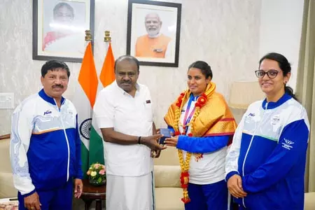 केंद्रीय मंत्री एचडी कुमारस्वामी ने सीडब्ल्यूजी 2026 में ब्रॉन्ज जीतने वालीं शिल्पा शायला को किया सम्मानित केंद्रीय मंत्री एचडी कुमारस्वामी ने सीडब्ल्यूजी 2026 में ब्रॉन्ज जीतने वालीं शिल्पा शायला को किया सम्मानित