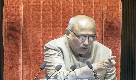 संसद में हंगामा, सभापति बोले- वेल में आने और प्लेकार्ड दिखाने पर होगी कार्रवाई संसद में हंगामा, सभापति बोले- वेल में आने और प्लेकार्ड दिखाने पर होगी कार्रवाई