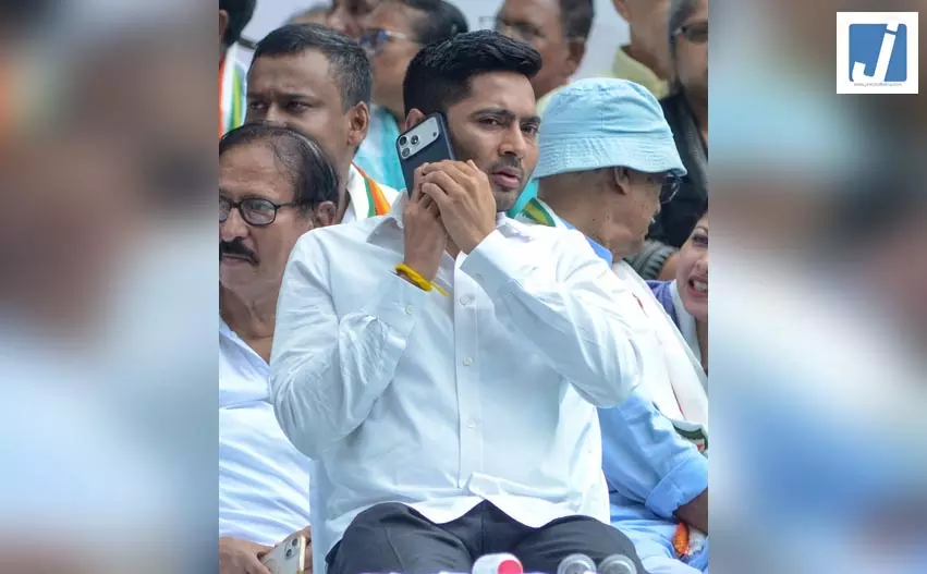 TMC सांसद अभिषेक बनर्जी को झटका, हाईकोर्ट ने खारिज की विदेश जाने की अनुमति से जुड़ी याचिका TMC सांसद अभिषेक बनर्जी को झटका, हाईकोर्ट ने खारिज की विदेश जाने की अनुमति से जुड़ी याचिका