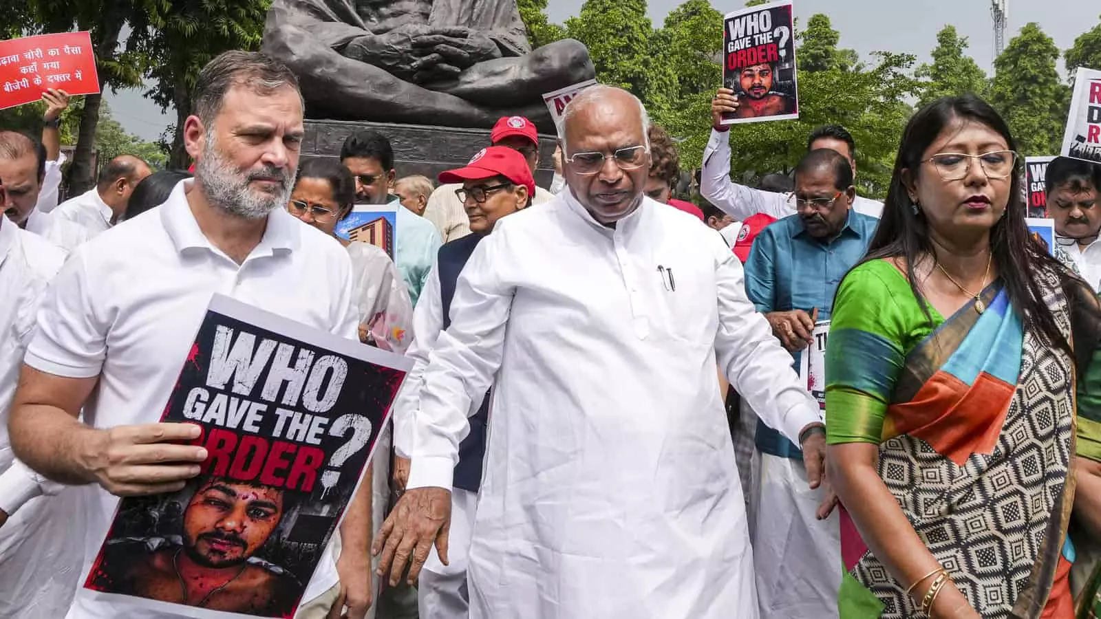 विपक्ष ने अमित शाह पर साधा निशाना, विरोध मार्च निकालकर जताया आक्रोश विपक्ष ने अमित शाह पर साधा निशाना, विरोध मार्च निकालकर जताया आक्रोश