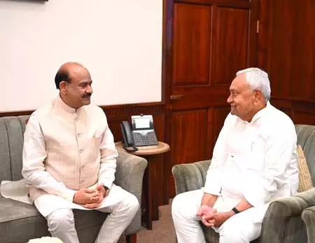 पीएम मोदी के बाद लोकसभा स्पीकर से मिले नीतीश कुमार, राजनीतिक हलकों में चर्चाएं तेज पीएम मोदी के बाद लोकसभा स्पीकर से मिले नीतीश कुमार, राजनीतिक हलकों में चर्चाएं तेज