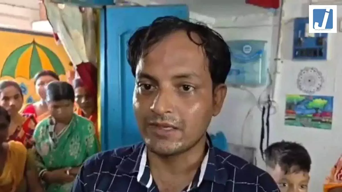 टीचर के ट्रांसफर पर फूट-फूटकर रोए मासूम, वीडियो देख भावुक हुए लोग टीचर के ट्रांसफर पर फूट-फूटकर रोए मासूम, वीडियो देख भावुक हुए लोग