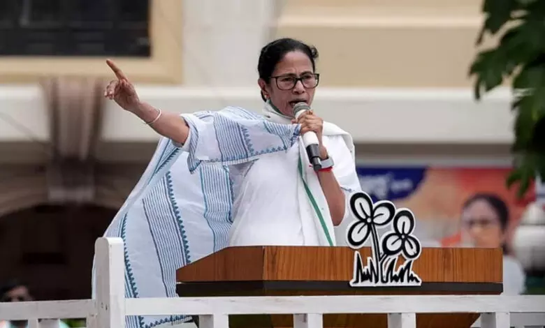 Kolkata: किताबों की रॉयल्टी नहीं मिलने का ममता बनर्जी ने किया दावा Kolkata: किताबों की रॉयल्टी नहीं मिलने का ममता बनर्जी ने किया दावा