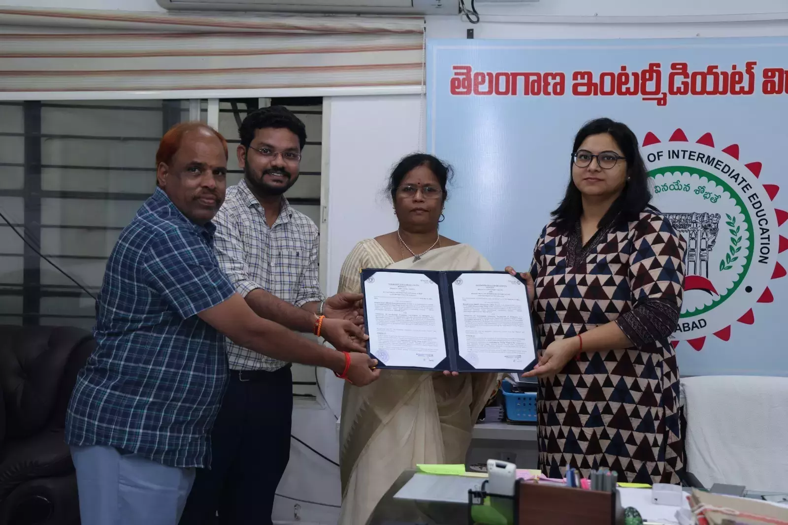तेलंगाना ने महिला पायलट उम्मीदवारों को समर्थन देने के लिए इंडिगो CSR शाखा के साथ समझौते पर हस्ताक्षर किए तेलंगाना ने महिला पायलट उम्मीदवारों को समर्थन देने के लिए इंडिगो CSR शाखा के साथ समझौते पर हस्ताक्षर किए