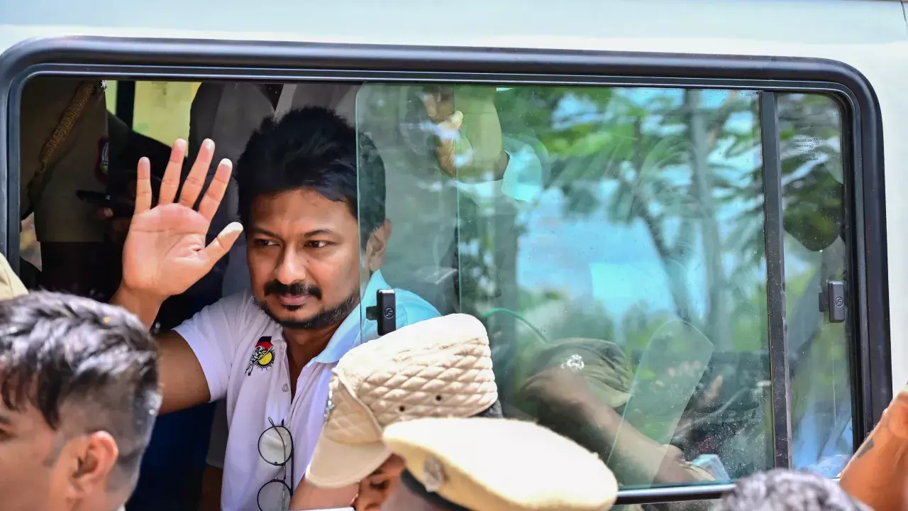 TN: उदयनिधि ने सेंगीपट्टी स्टेशन पर पुलिस की गाड़ी से उतरने से इनकार किया TN: उदयनिधि ने सेंगीपट्टी स्टेशन पर पुलिस की गाड़ी से उतरने से इनकार किया