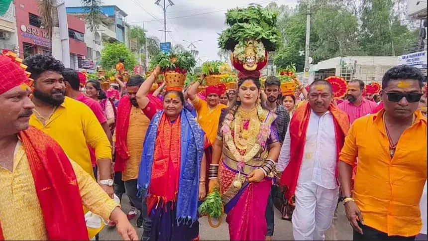 Telangana: संगारेड्डी में भव्य बोनालू समारोह आयोजित Telangana: संगारेड्डी में भव्य बोनालू समारोह आयोजित