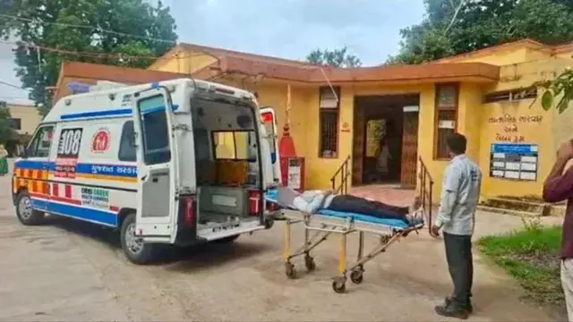 पश्चिम एक्सप्रेस में यात्री की तबीयत बिगड़ी, सीने में दर्द के बाद मौत पश्चिम एक्सप्रेस में यात्री की तबीयत बिगड़ी, सीने में दर्द के बाद मौत