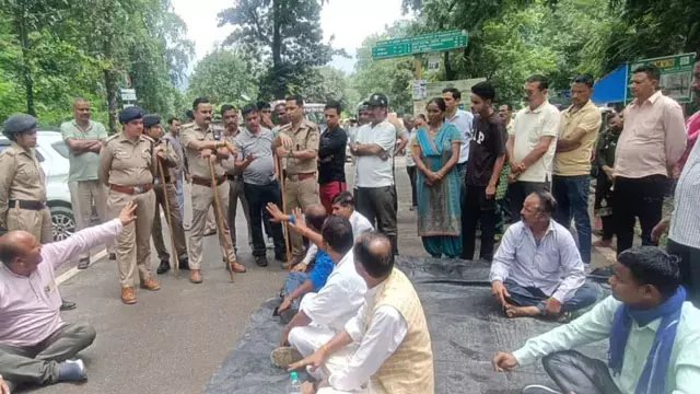 कार्बेट क्षेत्र में बाघ के हमले से नवविवाहिता की मौत पर आक्रोश कार्बेट क्षेत्र में बाघ के हमले से नवविवाहिता की मौत पर आक्रोश