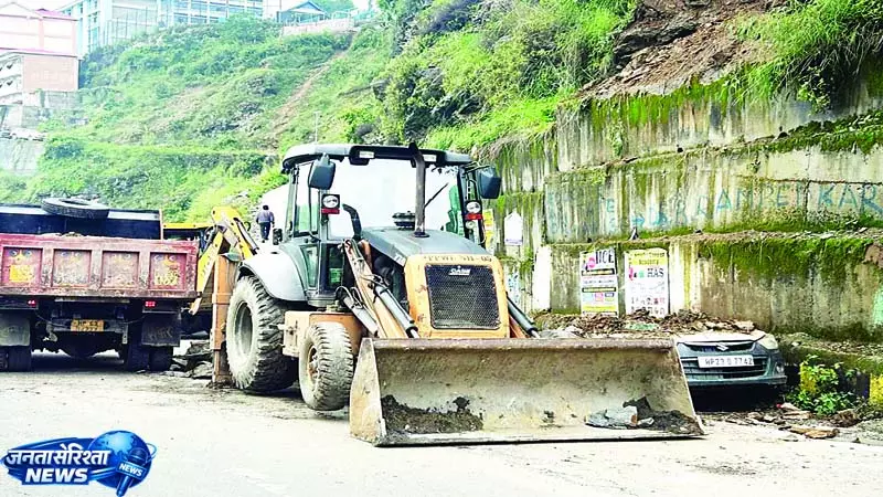 ठियोग में पहाड़ी से गिरे पत्थर-मलबे की चपेट में आई कार ठियोग में पहाड़ी से गिरे पत्थर-मलबे की चपेट में आई कार