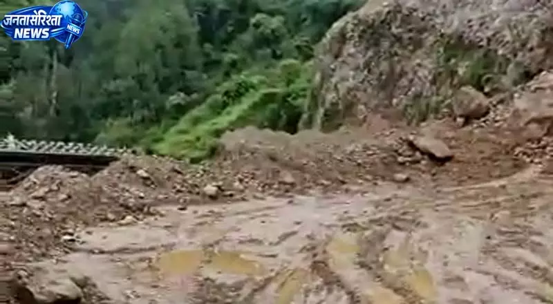 जिला में बारिश का कहर, 43 सडक़ों पर यातायात ठप जिला में बारिश का कहर, 43 सडक़ों पर यातायात ठप