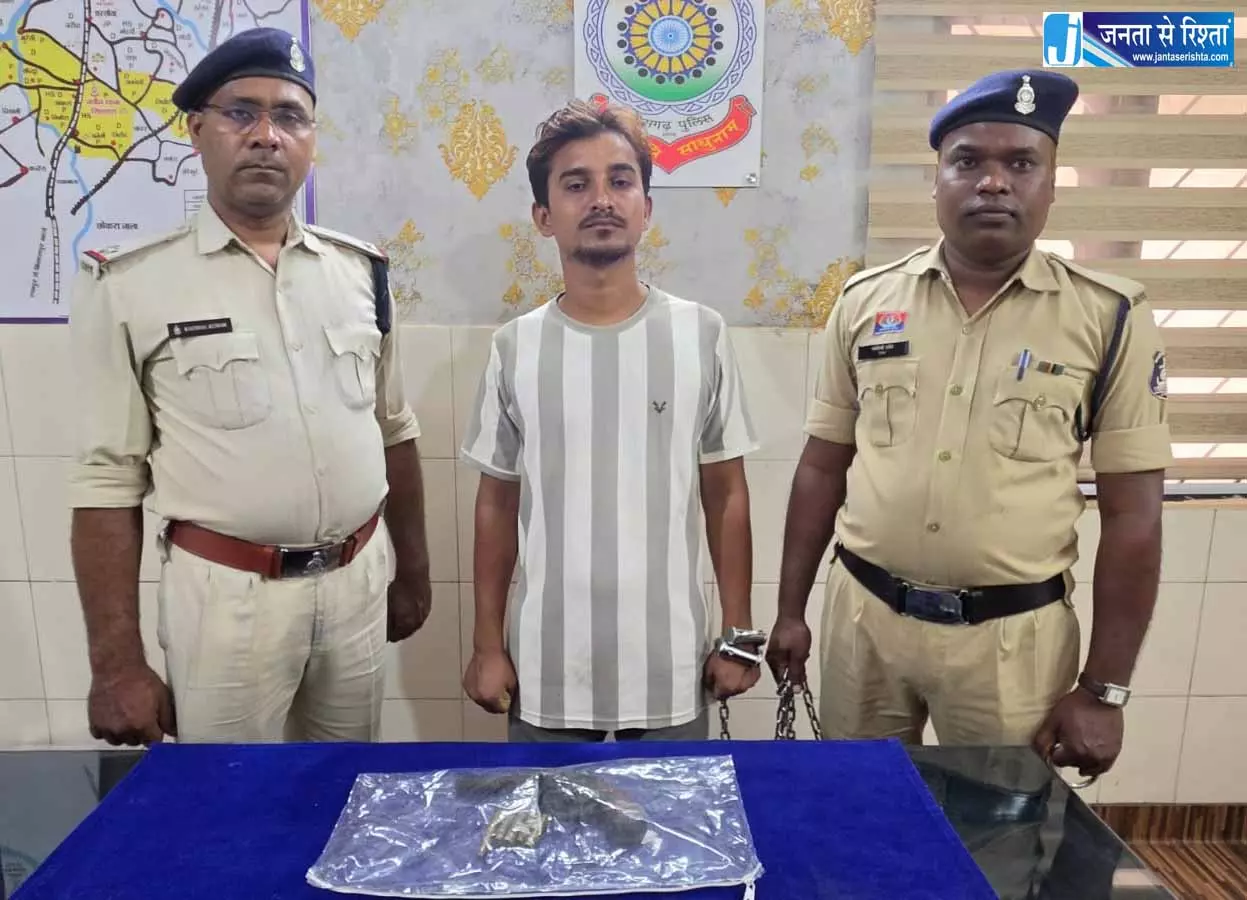 सिलतरा में देशी कट्टा और जिंदा कारतूस के साथ यूपी का बदमाश गिरफ्तार सिलतरा में देशी कट्टा और जिंदा कारतूस के साथ यूपी का बदमाश गिरफ्तार