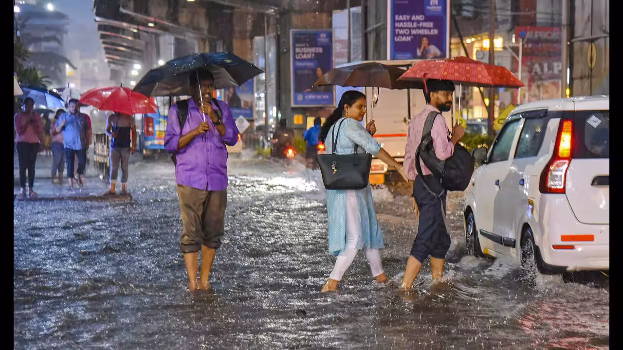 साइक्लोनिक सर्कुलेशन: केरल में बारिश तेज़ होगी, पांच ज़िलों के लिए ऑरेंज अलर्ट जारी साइक्लोनिक सर्कुलेशन: केरल में बारिश तेज़ होगी, पांच ज़िलों के लिए ऑरेंज अलर्ट जारी
