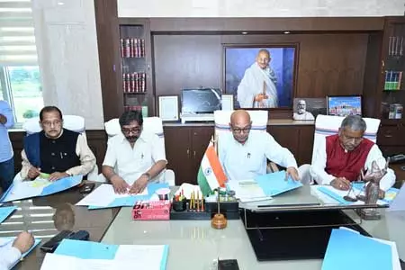 झारखंड विधानसभा का मानसून सत्र गुरुवार से, छात्र आंदोलन का मुद्दा गूंजेगा, सर्वदलीय बैठक में वार्ता की मांग झारखंड विधानसभा का मानसून सत्र गुरुवार से, छात्र आंदोलन का मुद्दा गूंजेगा, सर्वदलीय बैठक में वार्ता की मांग