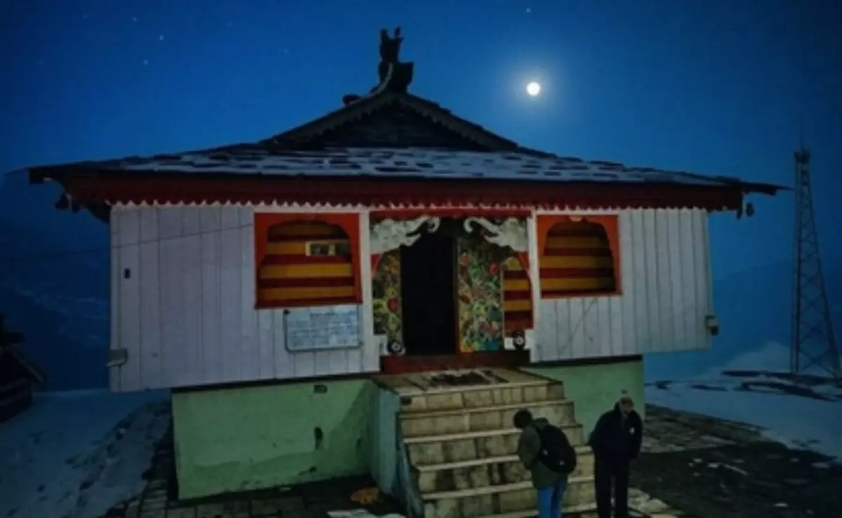 वैज्ञानिक भी हैरान! इस मंदिर में हर 12 साल में बिजली से टूट जाता है शिवलिंग वैज्ञानिक भी हैरान! इस मंदिर में हर 12 साल में बिजली से टूट जाता है शिवलिंग