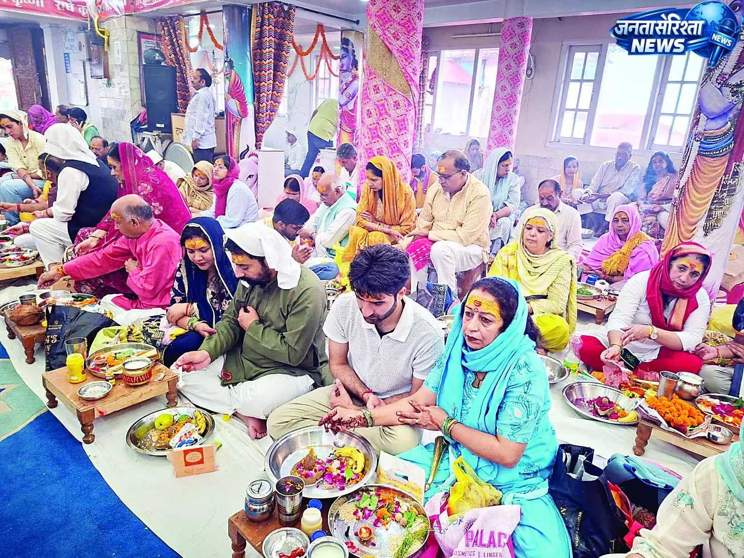 भोलेनाथ के जयकारों से गूंजा राधा-कृष्ण मंदिर, उमड़ी भीड़ भोलेनाथ के जयकारों से गूंजा राधा-कृष्ण मंदिर, उमड़ी भीड़