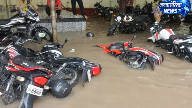 BHU के सर सुंदरलाल चिकित्सालय में बारिश के बाद जलभराव BHU के सर सुंदरलाल चिकित्सालय में बारिश के बाद जलभराव