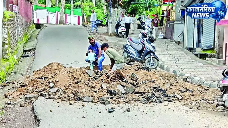 जलशक्ति विभाग ने पानी की लीकेज दूर करने के लिए फिर उखाड़ दी सडक़ जलशक्ति विभाग ने पानी की लीकेज दूर करने के लिए फिर उखाड़ दी सडक़