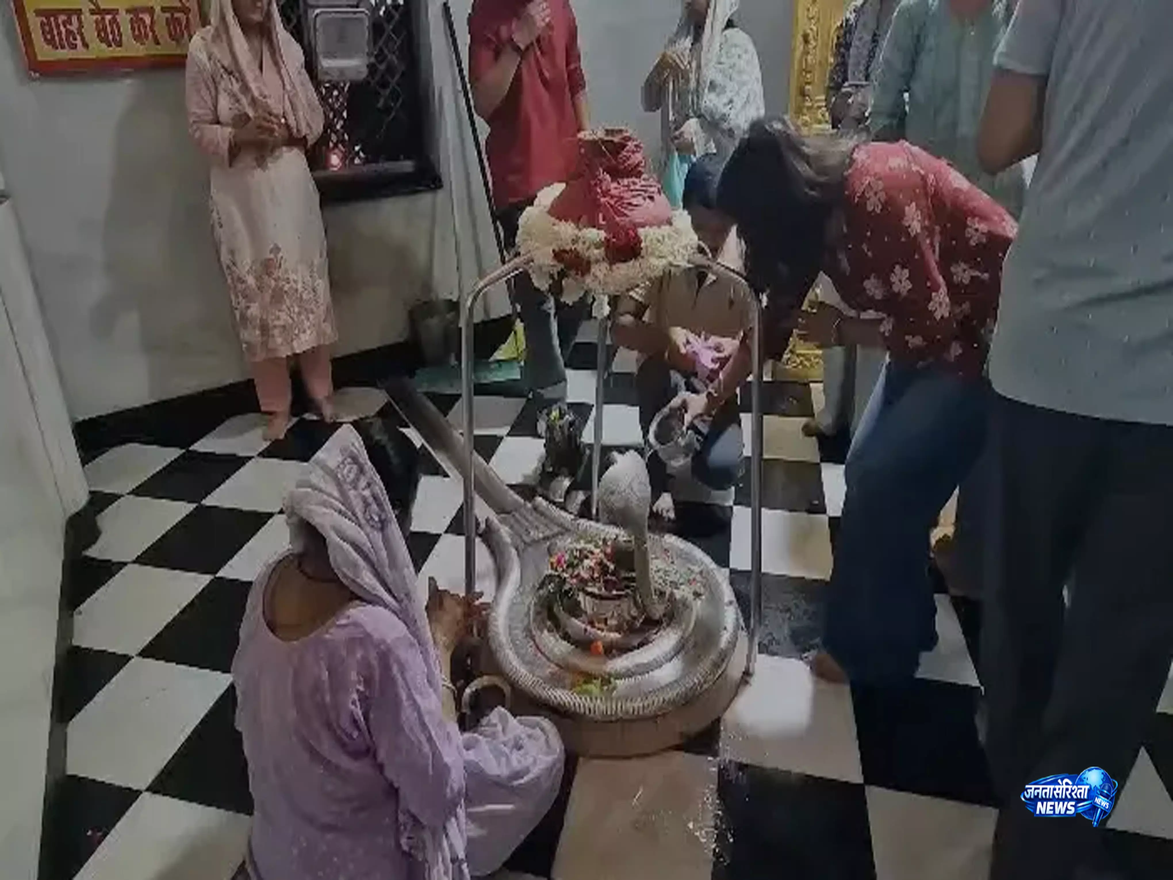 सावन में डाक विभाग की खास सेवा, गंगोत्री का गंगाजल अब सीधे मंदिरों में उपलब्ध सावन में डाक विभाग की खास सेवा, गंगोत्री का गंगाजल अब सीधे मंदिरों में उपलब्ध